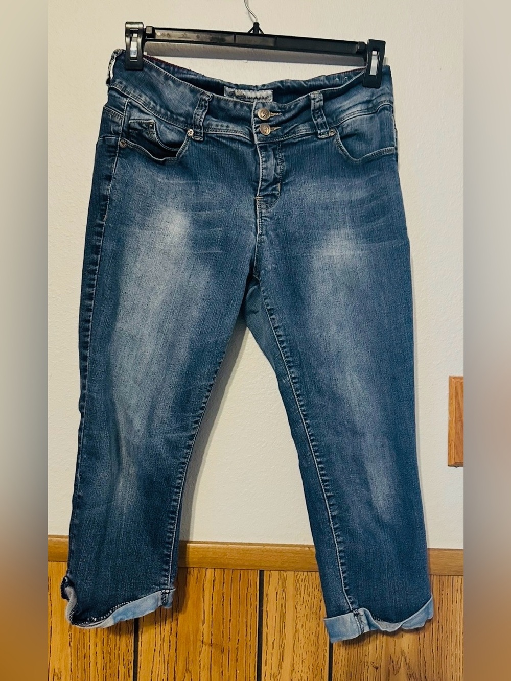Royalty WannaBettaButt? Classic Women's size 8 Blue Denim Crop Jeans